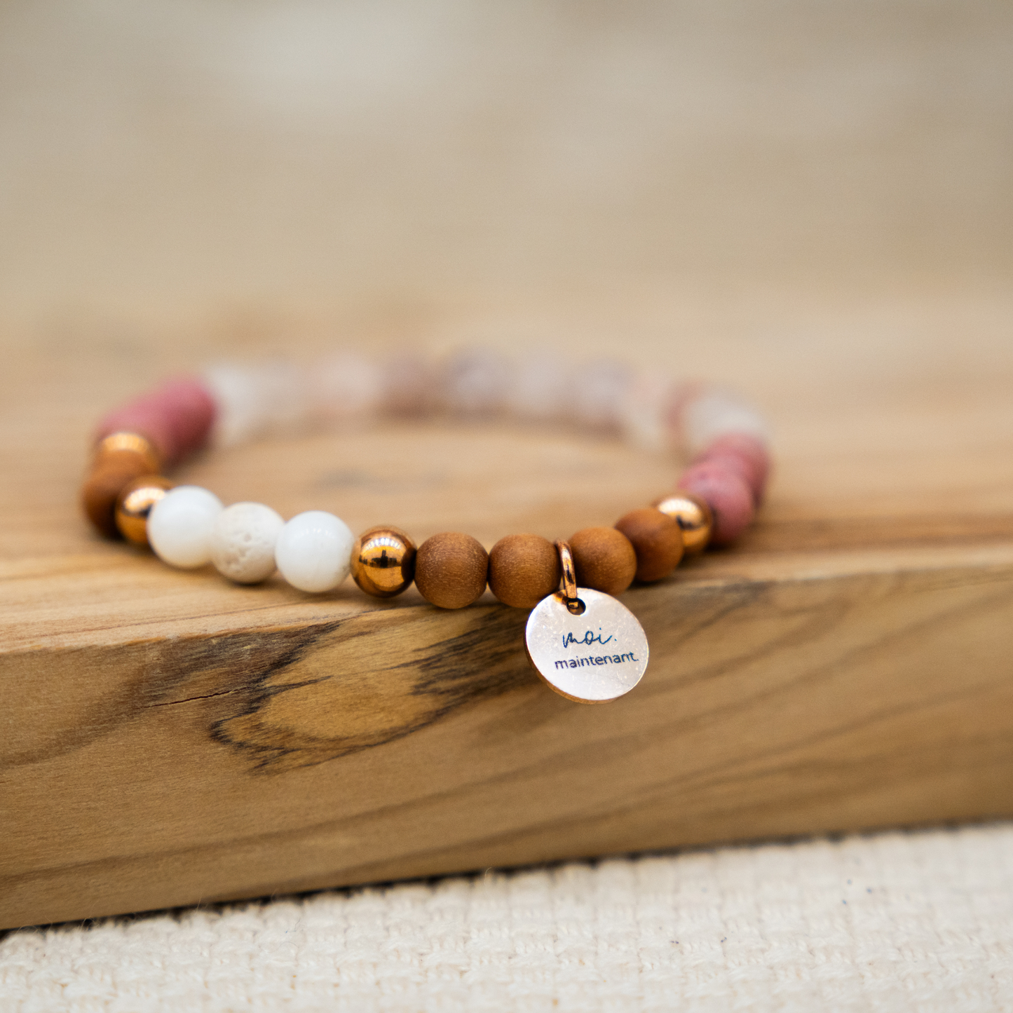 le bracelet maintenant.